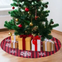 Red And Black Plaid Tree Skirt With Snowflake 36in -Holiday Discount Store Red and Black Plaid Tree Skirt with Snowflake 36in 2 600x600 1