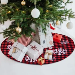 Red And Black Plaid Tree Skirt With Snowflake 36in -Holiday Discount Store Red and Black Plaid Tree Skirt with Snowflake 36in 6 600x600 1